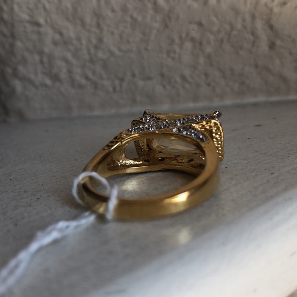 Elegant Gold and Yellow Gemstone Ring - Picture 2 of 3
